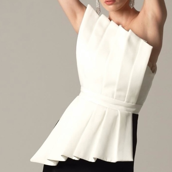 Dressy white structured statement top. Size 8 - Picture 4 of 7